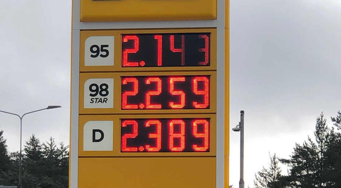 Polttoaineiden hintoja huoltoaseman taulussa