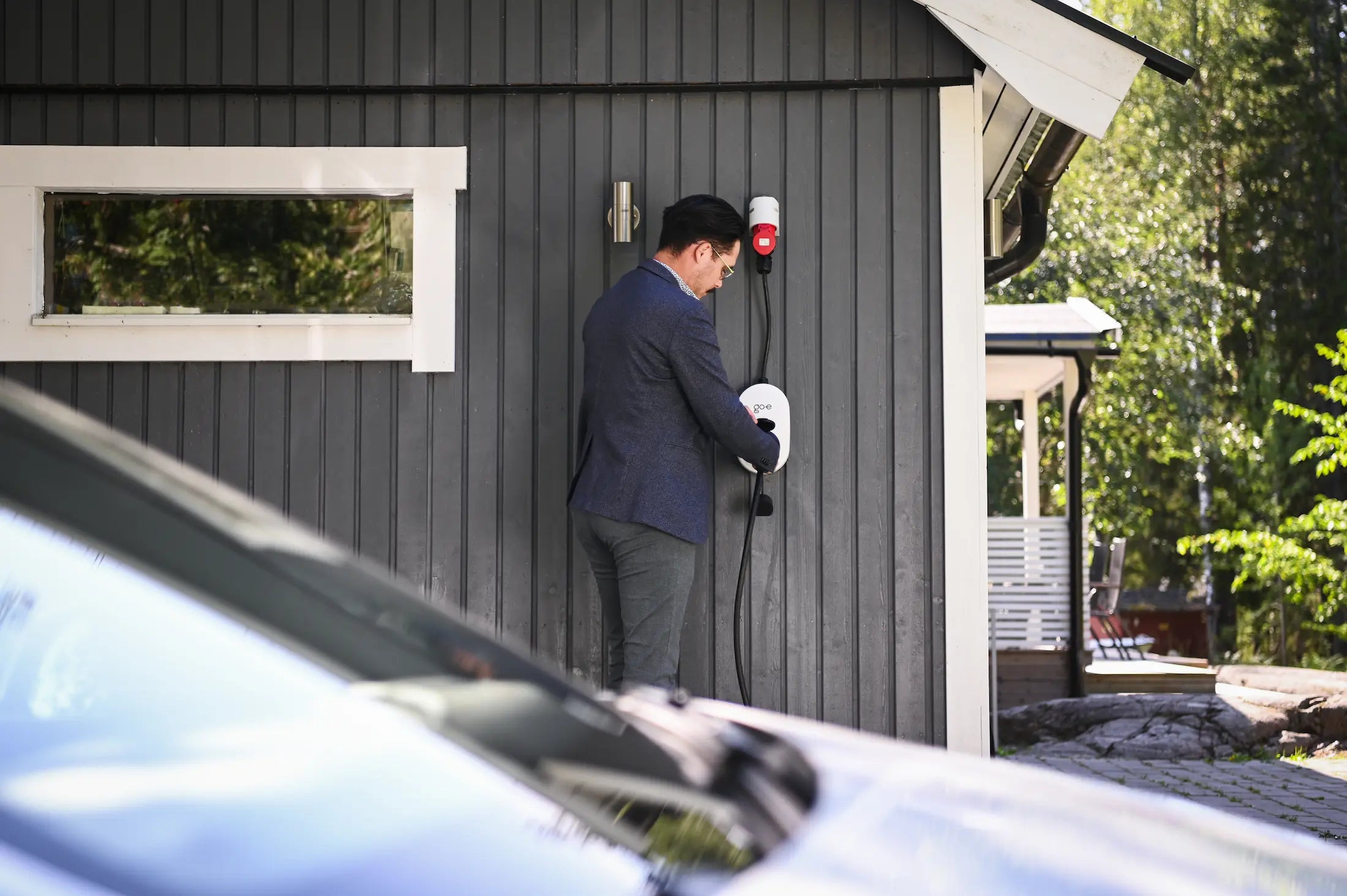 Sähköauton latausasema käytössä kotipihalla