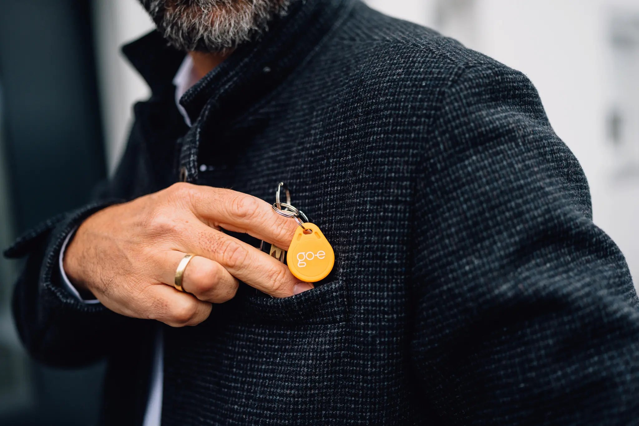 RFID-tagi go-e latausasemalle kiinni avaimissa.