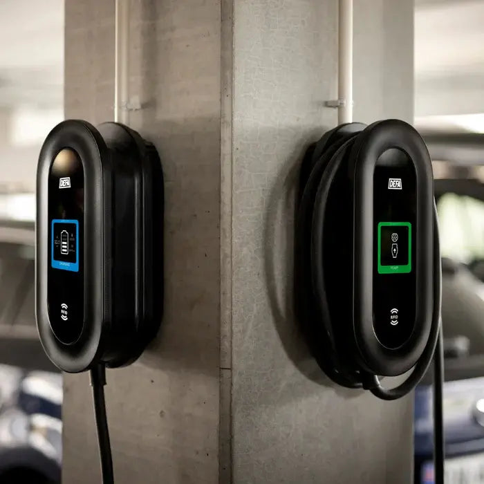 kaksi defa power s latausasemaa parkkihalliin asennettuna