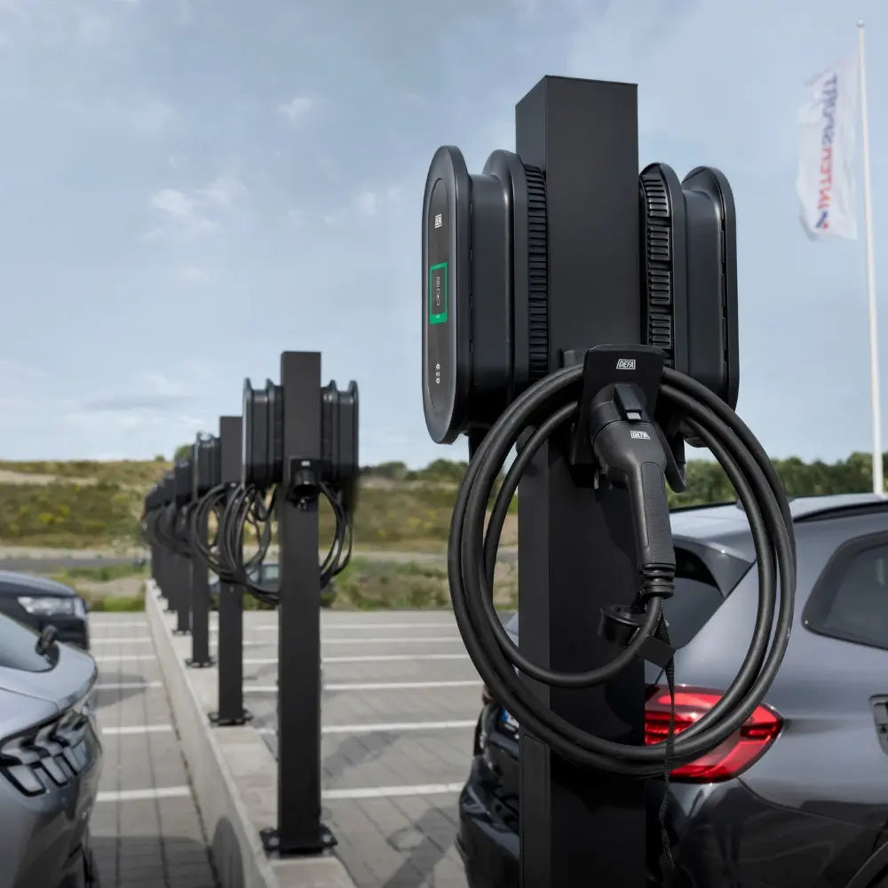 defa power s latausasemia asennettuna parkkipaikalle
