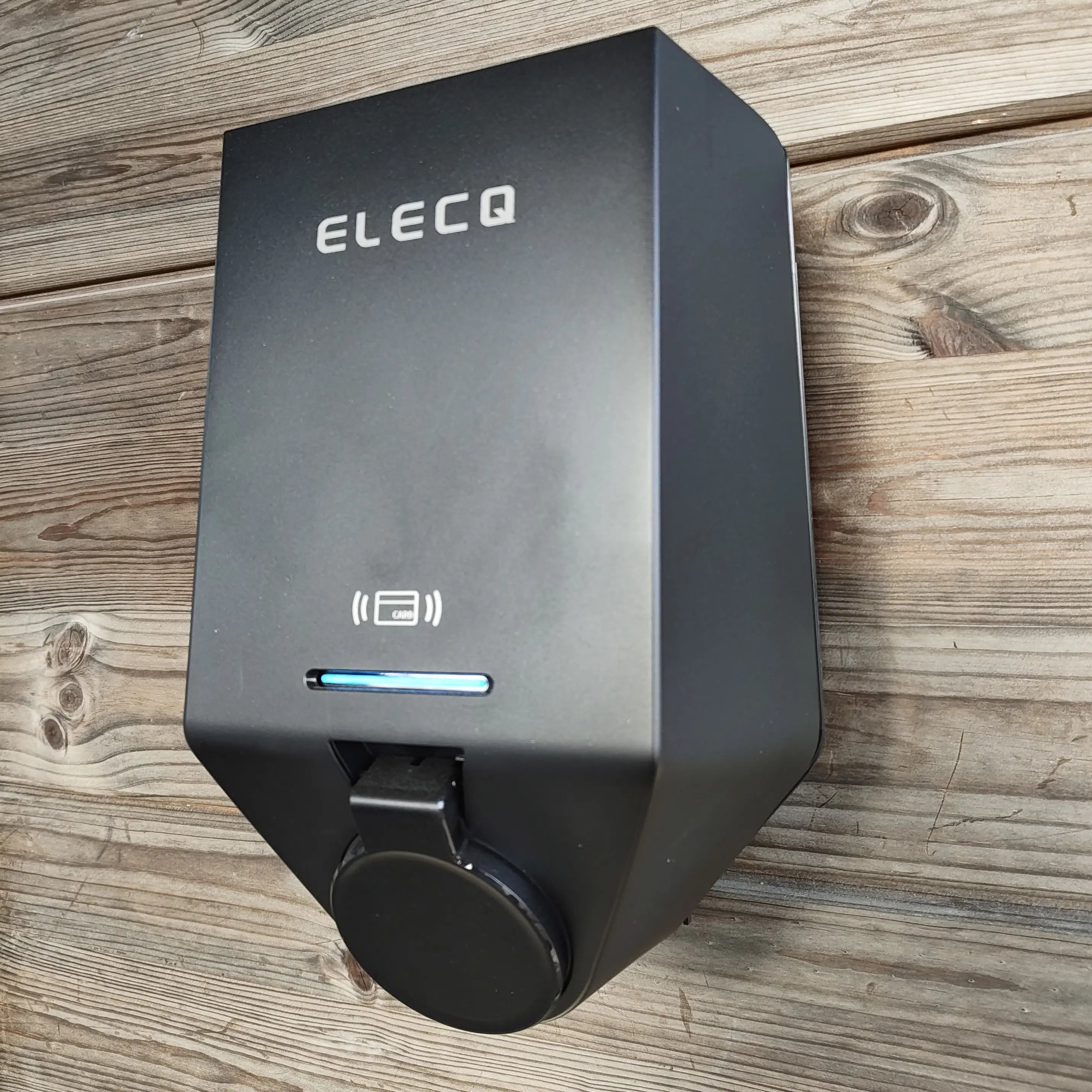Elecq home latausasema talon seinässä
