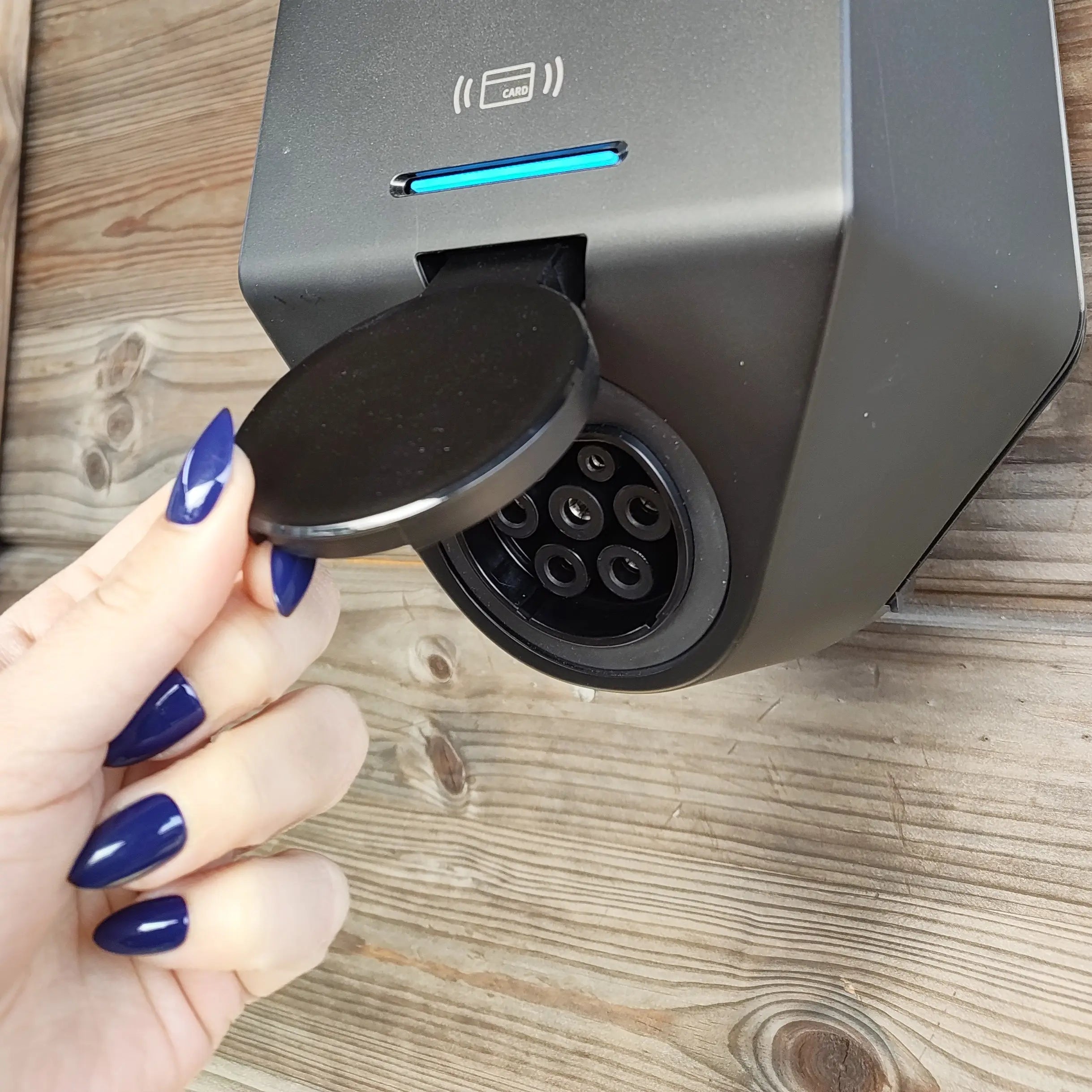 Elecq home latausaseman latausluukku