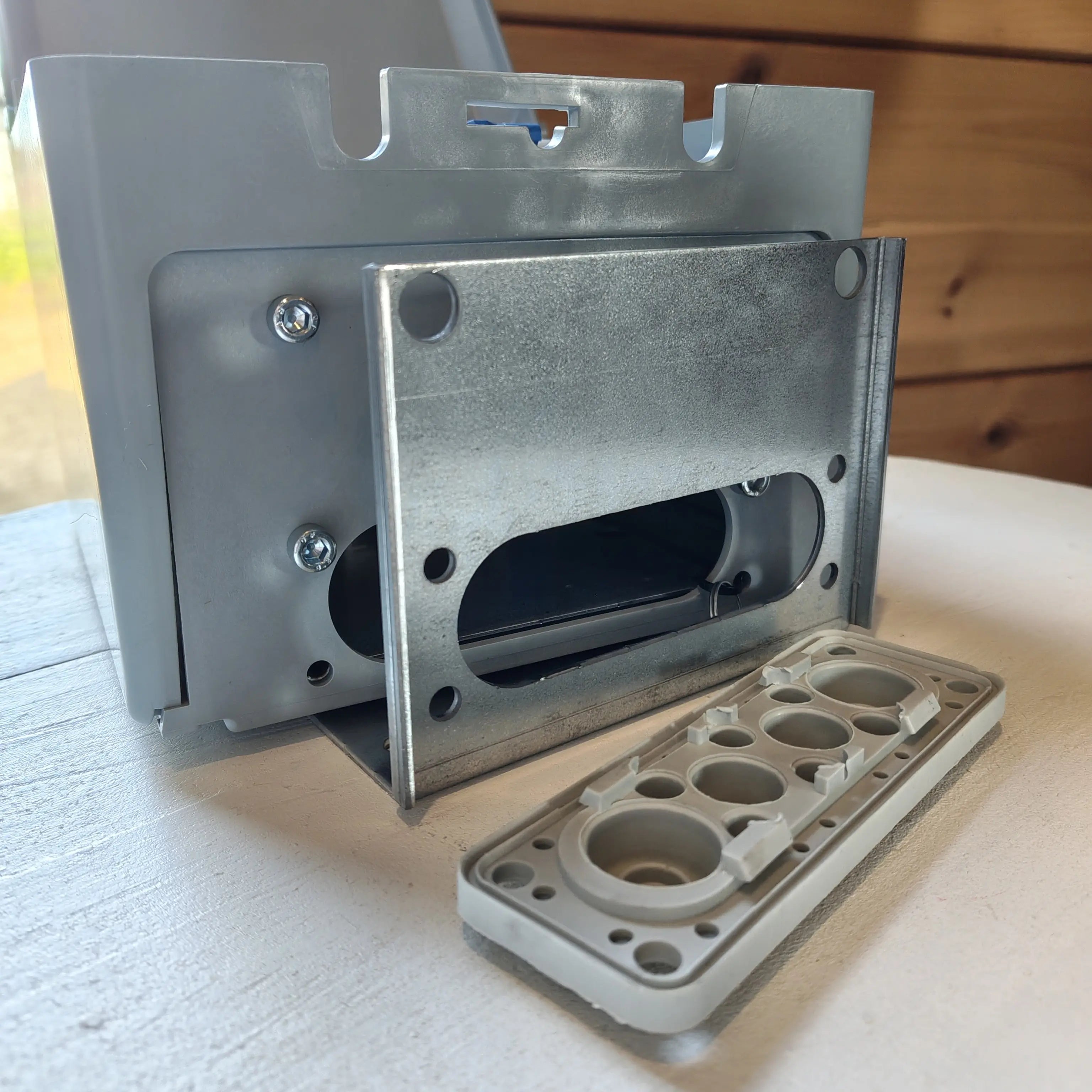 Harju Elekter 8MMO466S ja seinäkiinnikkeet