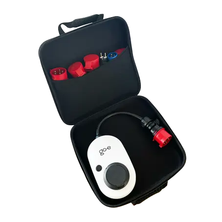 go-e säilytyslaukku latausasemalle ja tarvikkeille. Laukun sisällä latausasema ja adaptereita.