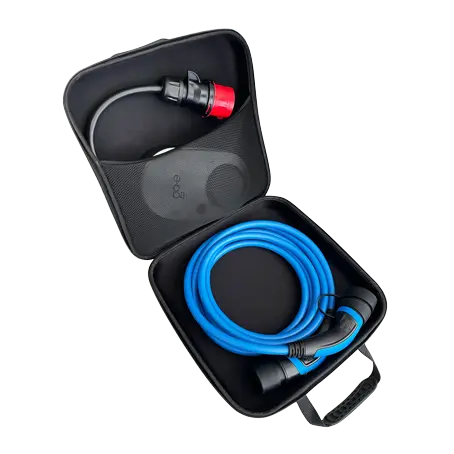 go-e säilytyslaukku latausasemalle ja tarvikkeille. Laukun sisällä latausasema ja latauskaapeli.