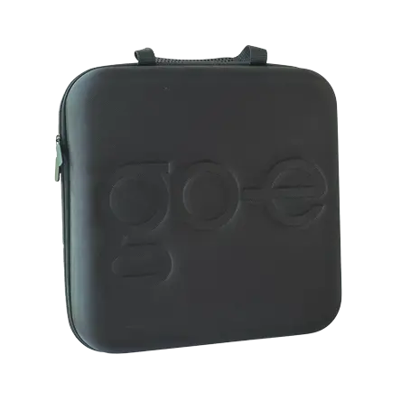 go-e säilytyslaukku latausasemalle ja tarvikkeille. Laukku kiinni.