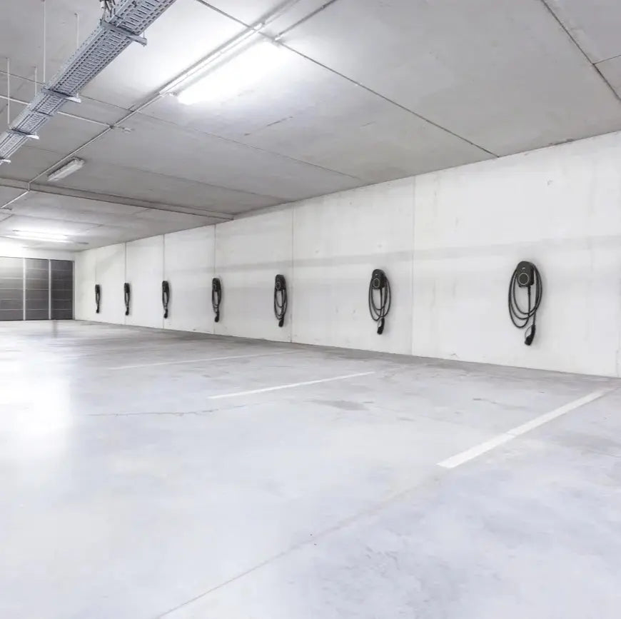 useita go-e Charger CORE latausasemia parkkihallissa 