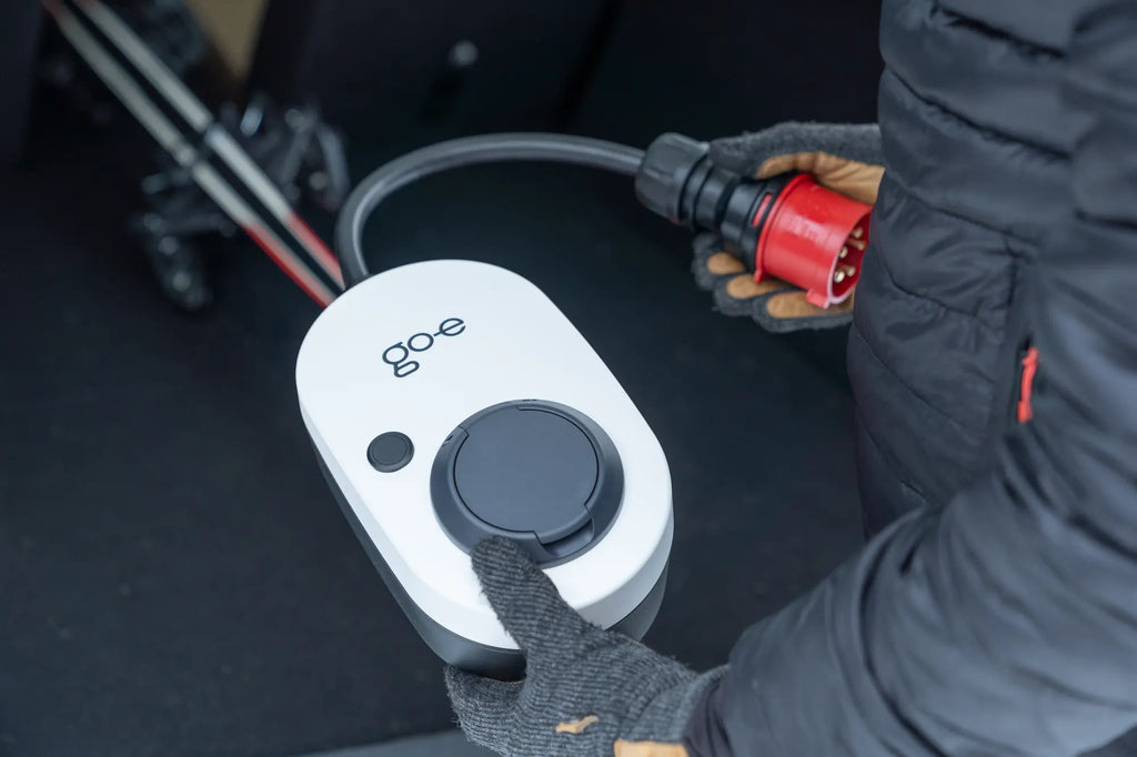 Go-e Charger Gemini Flex 11 kW latausasema käytössä auton takakontissa