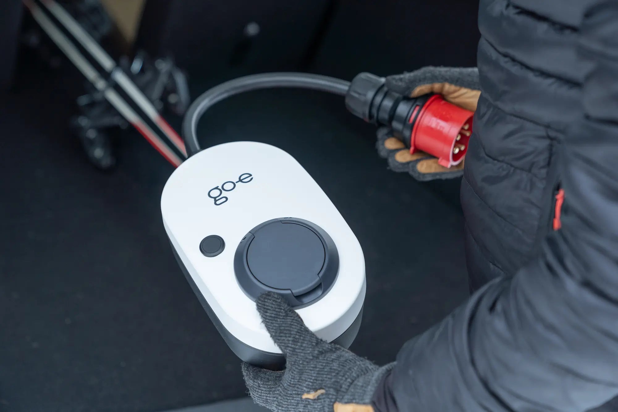 Go-e Charger Gemini Flex 11 kW latausasema käytössä auton takakontissa