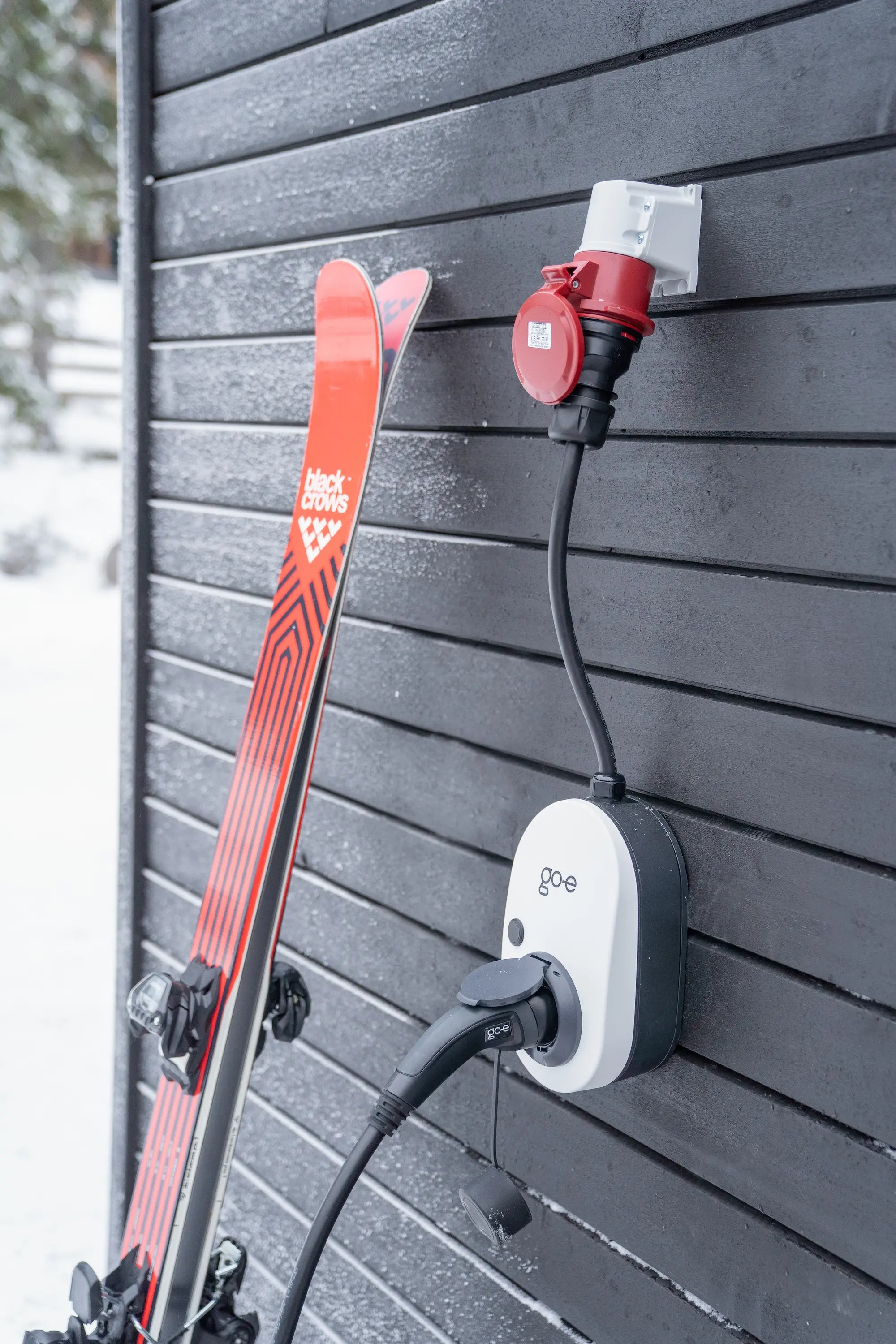 go-e gemini flex latausasema käytössä talvimaisemassa