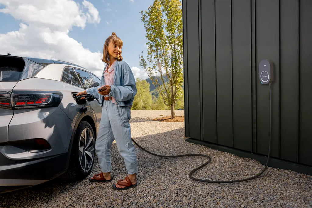 go-e pro latausasema lataamassa sähköautoa ulkona