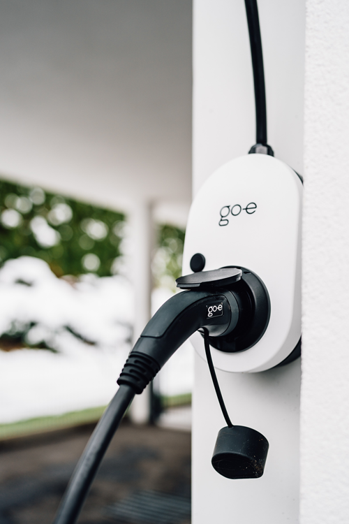 go-e latausasema kaapelin kera