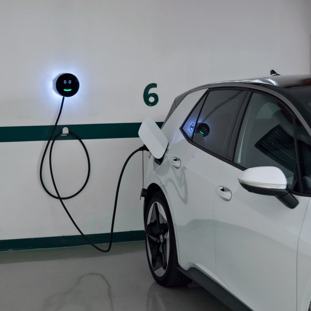 Voltie Pro latausasema lataamassa autoa
