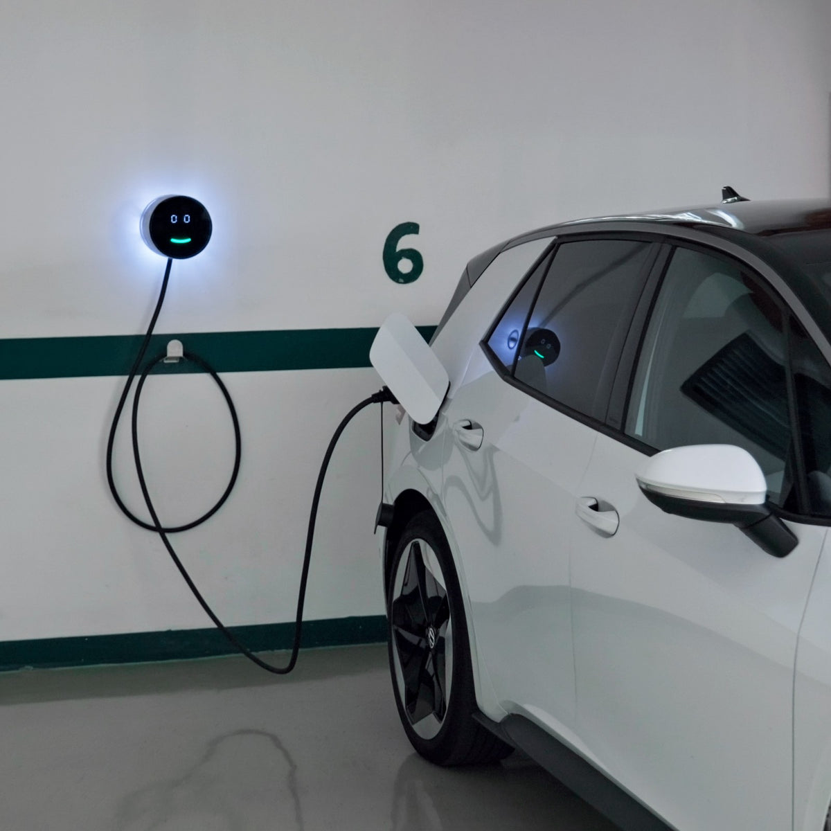 Voltie Pro latausasema lataamassa autoa