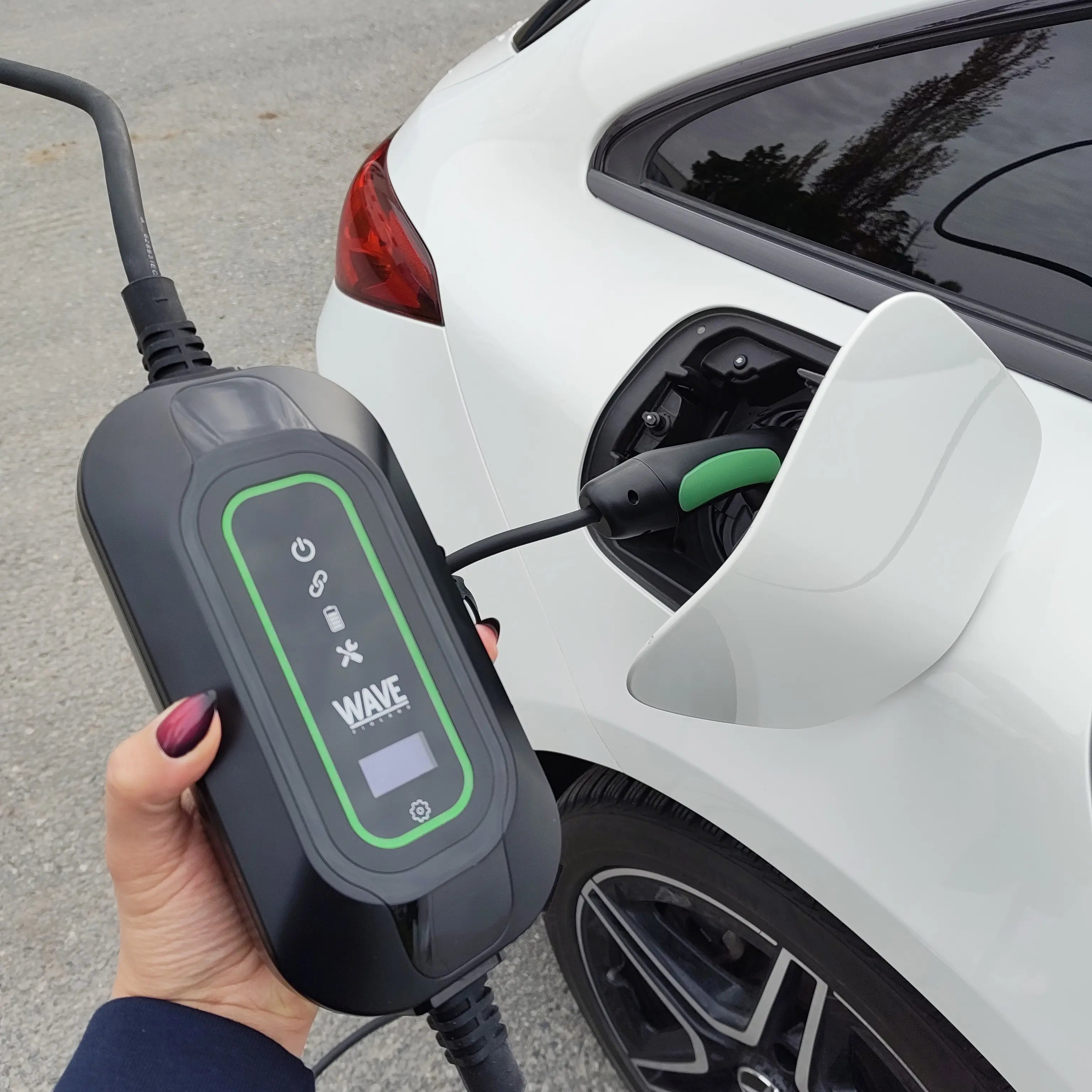 wave matkalaturi lataamassa autoa
